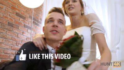 Girl gets back at boyfriend who has no money so she makes it - sexu.com