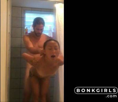 klein aziatisch meisje doucht met grote man - xhand.com