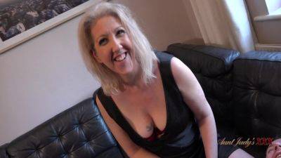 Mature Milf Mrs. Maggie Catches Her Stepson Watching Milf Porn - videohdzog.com - Britain