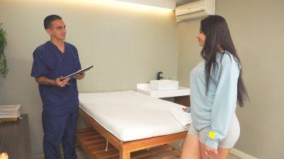 Masajista Pervertido Se Folla Duro A Su Clienta Karoll Daniels Hasta Correrse En Sus Tetas With Dani Clark Oficial - videohdzog.com