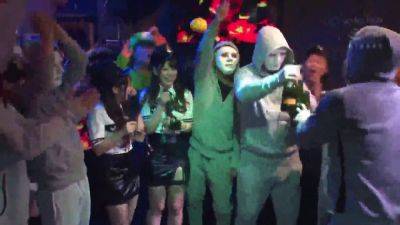 240426ハロウィン会場で娘とおせっせd4 - videohdzog.com