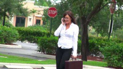 Bella - Alluring mature Bella is fucking after talking - hellporno.com