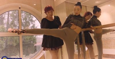 Short-haired Mitzi X, the p***e ballerina from prague, spreads her legs. - alphaporno.com