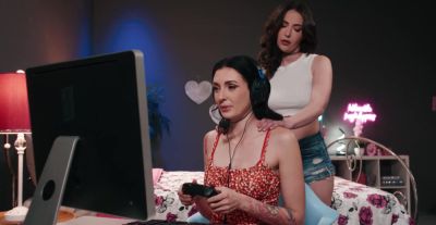 Massage on the bed with two pretty girls - alphaporno.com