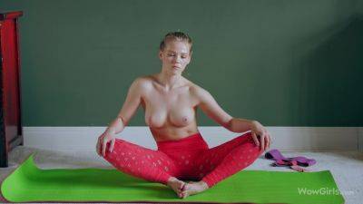 Beautiful Blonde Girl Doing Yoga And Masturbating - Diana Heaven - videohdzog.com