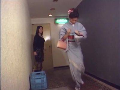 Hostess Wetting Kimono In The Bar - tubepornclassic.com