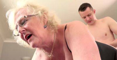 Sam Bourne - Claire Knight Gives More Than a Massage to Sam Bourne - alphaporno.com