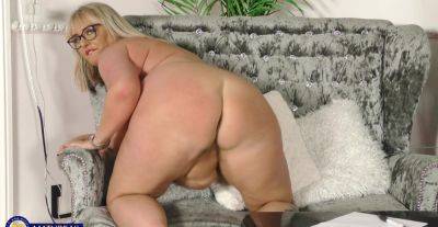 Fat blonde Dee Melons masturbates with a dildo and vibrator. - alphaporno.com