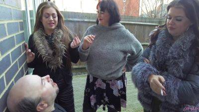 Human Ashtray - videohdzog.com