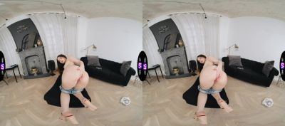 A sexy girl in high heels plays with her pussy in vr - alphaporno.com