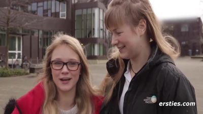 Studentinnen Mit Rocken Haben Spab Im Seminarraum - videohdzog.com - Germany