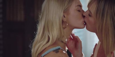 Petite blonde facesitts lesbian stepsis - ah-me.com