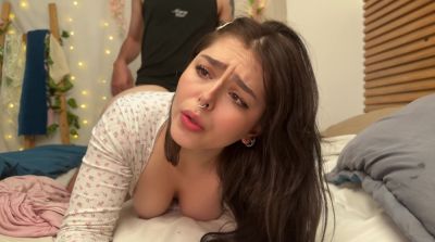 Stepdad asks his stepdaughter to share the bed and they end up having hot sex - sunporno.com - Colombia