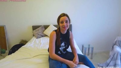 British Eve Gives Her First Blowjob And Swallows - xxxfiles.com - Britain