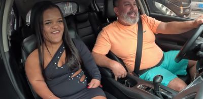 A anãzinha novinha estreia na carona sentando na piroca do motorista em público - ah-me.com