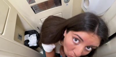 Публичный секс в туалете поезда , пока другие люди ждут в очереди - ah-me.com