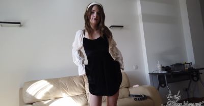 Kapri's t*** titties bounce as she fingers her wet snatch on the couch - alphaporno.com