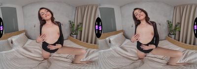 Lustful Lola's deft fingers bring pleasure in VR HD - alphaporno.com
