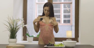 Brunette babe Usha teases her t*** titties with long nails - alphaporno.com