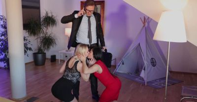 Wild Jenny and studly Stan indulge in a steamy threesome with the irresistible Mindy - alphaporno.com