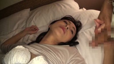 Black-haired Asian woman performs oral sex on her partner in bed - yesvids.com - Japan