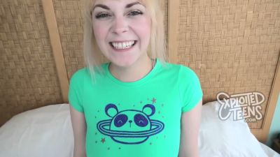 Blonde amateur faces the camera in a candid casting session - yesvids.com