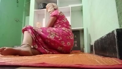 Secret home encounter between a woman in a pink dress and her dark-skinned partner - yesvids.com - India