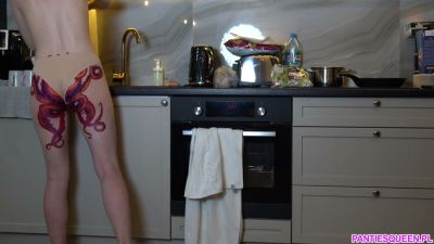 Nude American housewife with octopus tattoo cooks dinner in modern kitchen - yesvids.com - Germany - Usa
