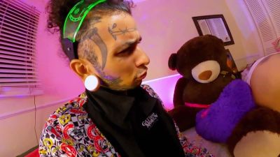 Tattooed latina invites pizza delivery man inside for a private tip - yesvids.com