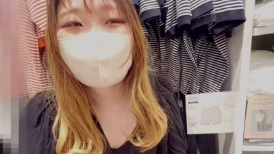 Young Japanese couple caught in the act inside a store changing room - yesvids.com - Japan