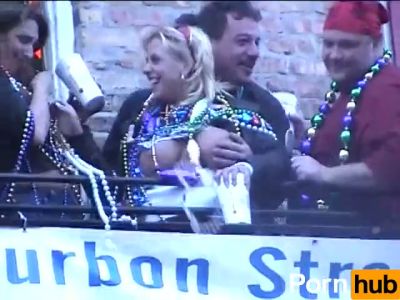 Costumed beach party revelers mix glitter, bikinis and cosplay under the sun - yesvids.com