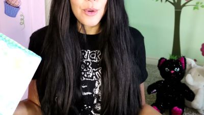 Brunette babe dives into diaper fetish play in behind-the-scenes amateur session - yesvids.com