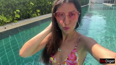 Russian woman meets a foreigner at a beach hotel and swallows his load - yesvids.com - Russia