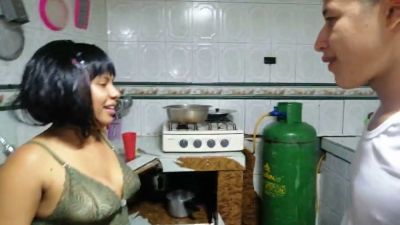 Venezuelan beauty seduces the plumber with a kitchen blowjob session - yesvids.com - India - Venezuela