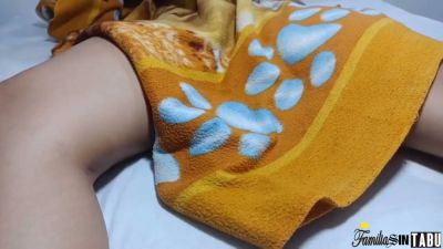 Butt Plug - New - Light-skinned brunette explores her wet pussy on a white bed with patterned blankets - yesvids.com