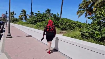 Curvy woman in red headscarf urinates on car door while Arab man jerks off nearby - yesvids.com