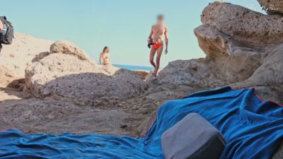 Exposed on the rocks: a public handjob leads to a cumshot under the sun - yesvids.com - Italy