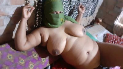 Full-figured woman in a mysterious green mask teases beneath patterned blankets - yesvids.com