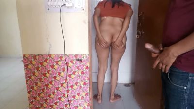 Indian neighbor catches her on the toilet and takes her standing in the bathroom - yesvids.com - India