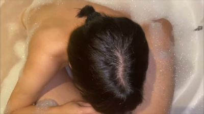 Dark-haired Asian girlfriend gives oral in a frothy love hotel bath - yesvids.com - Japan