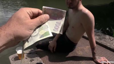 Czech man takes cash and gives head under the trees - yesvids.com - Czech Republic