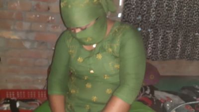 Full-figured Indian woman in floral dress and face-covering headscarf - yesvids.com - India