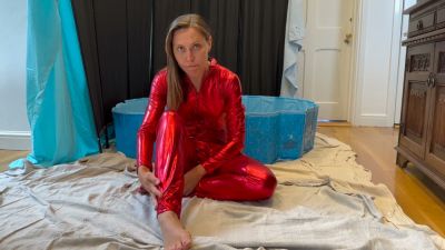 New - Messy art session with a brunette MILF behind the scenes - yesvids.com