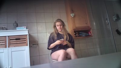 girlfriend Lilly piss and shower - voyeurhit.com