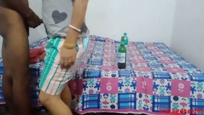 Indian college girl cheats on her girlfriend with a secret hookup after drinks - yesvids.com - Japan - India