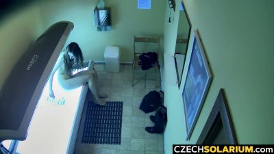 Young brunette caught masturbating alone in a tanning bed - yesvids.com - Czech Republic