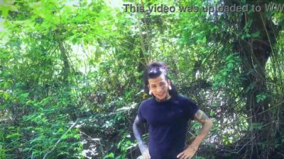 Tattooed Russian man receives an outdoor handjob from a woman in athletic pants - yesvids.com - Russia
