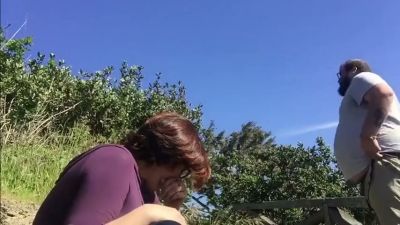 Full-figured dad-figure receives eager public blowjob from redheaded girlfriend on a grassy hill - yesvids.com