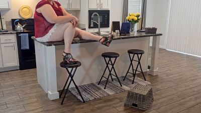 Curvy housewife gets serviced by muscular repairman in kitchen after service call - yesvids.com