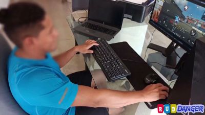 Red-haired stepdaughter interrupts her stepdad's gaming session with a bold move - yesvids.com
